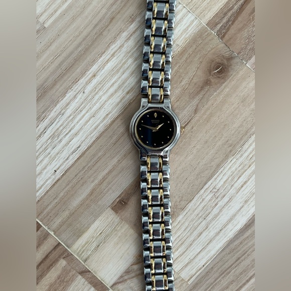 Seiko Ladies Watch Vintage Two Tone Bracelet Black Dial Gold  Tone Markers Hands - Picture 6 of 14